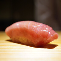 佐野鮨 - ◇中トロ
                    シャリの酸味に夏らしく穏やかな甘みを広げていくように染めつつも、後から膨らむように僅かなミルキーさと香りが綺麗な余韻へと繋げる！