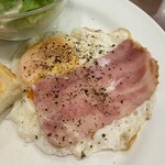 牛込珈琲店 - 目玉焼き＆トーストモーニング350円