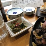 座魚場まるこ - 手前が鶏もも焼き。