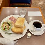 牛込珈琲店 - 目玉焼き＆トーストモーニング350円、牛込クラシックブレンド520円