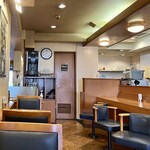 牛込珈琲店 - 中央に壁があるのは元は2戸仕様をぶち抜いたかも