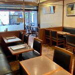 牛込珈琲店 - 北側のテーブル席