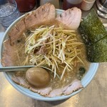 ラーメンショップ - ネギチャーシューの中盛りに玉子をプラス