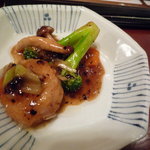 墨花居 - 北海道産ホタテとブロッコリーの黒豆炒め（取り分けた後ですが・・・）