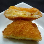 水野家 - 料理写真:☆チーズコロッケの中は混ざり具合がGood!!（≧▽≦）～♡☆