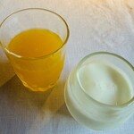 石葉 - 朝食）みかんジュース＆飲むヨーグルト
