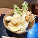 まる博 - かしわ天ぶっかけ（並・冷）￥900（今月より￥850から値上げ）