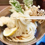 まる博 - かしわ天ぶっかけ（並・冷）￥900（今月より￥850から値上げ）