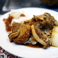 紅花別館 - 半分ぐらいのカレーでこのボリューム