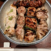 伊勢廣 京橋本店 - 5本丼　左からささみ、団子、もも肉、皮身そしてレバー