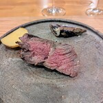 La Stalla - おかわりには端っこのウエルダンを頂きました。一瞬の風味は良いのですがあか牛の柔らかさを活かすにはレアのが良いですね