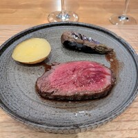 La Stalla - 熊本県褐毛和種のサーロイン。赤身好きも脂好きも、老若男女問わず誰からも好まれるお肉でしょう