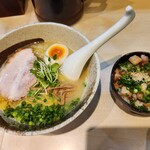 麺や けせらせら - 塩ラーメン、味付玉子、チャーシューめし(小)
