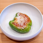 柚木元 - 2024.8 完熟トマトのピュレと刻んだ自家製辣韮を詰めたパプリカ 清水牧場ブラウンスイス牛乳のバッカス（チーズ）を削って