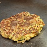 おフクさん - 鉄板に乗ったお好み焼き