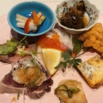 洋食 Matsushita - 和テイストも取り入れたあっさり系の前菜で白ワインすすみます