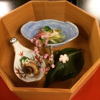 東京 芝 とうふ屋うかい - 先八寸は、菜の花と飯たこ、みる貝と春菜酢浸し、鯛桜すし