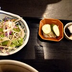 料理屋 兆治 - ニンニク風味のドレッシングがかかったサラダはいつもの感じ　お漬物2種がまた美味しくてねー