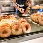 SHICT - カウンター前のスタッフさんにオーダー後
中のスタッフさんがピックアップ