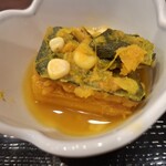 ろばた仁 - カボチャの煮物なコーンが乗っていて、冷たく冷やされていて美味しかったです