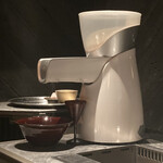 西麻布 焼肉 X - 目の前で胡麻から抽出する胡麻油