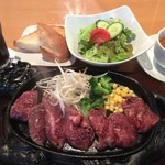 Two Dogs Taproom - 牛ハラミ肉の鉄板焼き