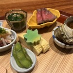 割烹 春 - モロヘイヤおひたし、ローストビーフ、姫サザエ、茶豆、スナップえんどうと子ヤリイカ、卵焼き