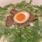 Goku Ranshuu Ra-Men - 牛肉麺、香菜トッピング