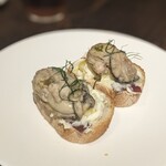 薪焼きイタリアン FIREPIT - 真牡蠣とサツマイモとチーズのブルスケッタ