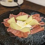 薪焼きイタリアン FIREPIT - ハモンセラーノとブラッターチーズとメロン