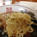 四つ京の餃子 - 麺のアップ