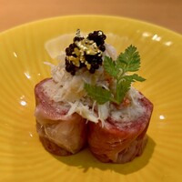 京橋 寿司 ひさ田 - ずわい蟹の和牛サーロイン巻き♪ キャビアと金箔のトッピングが なんとも贅沢な一品 (((o(*ﾟ▽ﾟ*)o)))♡