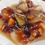 中華キッチン華亭 - 酢豚近影。豚肉はジューシーだし、厚みのあるタマネギの火加減も良く、甘い！そして甘酢餡は言うまでもなく好みの味♪また頼みます！