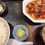 中華キッチン華亭 - 酢豚定食。酢豚は美味しい♬。あえて言うなら味噌汁が好みより塩味強いかな笑