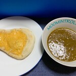 無印良品 - チーズを乗せて焼いたナンと「ほうれん草のキーマカレー」を合わせて…