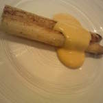 ラ・ファソン 古賀 - 前菜２：仏ボルドー産ホワイトアスパラガスのソテー　ベアルネーズソース
      
      