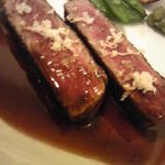 ラ・ファソン 古賀 - メイン肉：熊本産あか牛ロースのグリル 西洋ワサビ風味 赤ワインデミグラスソース
      