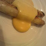 ラ・ファソン 古賀 - 前菜２：仏ボルドー産ホワイトアスパラガスのソテー　ベアルネーズソース
      
      