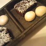 ラ・ファソン 古賀 - 小菓子：マカロン＆ガトーショコラ