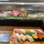 たけ江鮨 - 自分のお寿司と撮ってます風でネタケースをパチリ