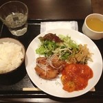 Kafe Ando Kicchin Komekome Shokudou - 日替り700。グリルチキンとエビチリ。名前の通り食堂…悪くありませんが、特筆して良くも無いかσ(^_^