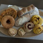 天然こうぼぱん とことこ - 右手前のかぼちゃパンは、3代目からの戴きモノなりね‼︎