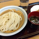 釜揚げうどん岡じま - ざるうどん(小) 380円(税込)(2024年8月15日撮影)