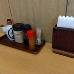 釜揚げうどん岡じま - 卓上の様子(2024年8月15日撮影)