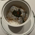 中国飯店 富麗華 - 太刀魚と高菜漬けのせ蒸しご飯 香味醤油と
