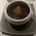 中国飯店 富麗華 - 黒にんにくとフカヒレの香港風 滋味蒸しスープ