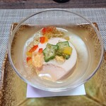閑祥庵 禅紫 - 豆乳の円やかさの中に
                                ほんのりとトマトの味わいのある豆乳豆腐
