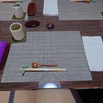 閑祥庵 禅紫 - テーブルセットアップ状況
                                ■ランチ時コース金額
                                ◯3.500円（3,800円だったかも❔）のコースもあるが
                                
                                今回は
                                
                                ●4,500円のコース　を選択している
                                
                                ■夜は7,000円からのコースとなる