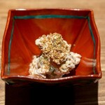 日本料理FUJI - ■シャインマスカットと無花果の白和え
      煎っている時から、香ばしい空気に。
      擂る時には、一気に胡麻らしい風味が広がって、鼻で楽しめるこの工程は、いつもお気に入り。
      果実と胡麻を白和えがまとめてくれます。