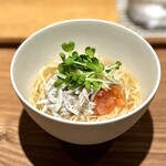 日本料理FUJI - ■釜揚げしらすとトマトのラーメン
      この釜揚げのシラス、スタッフさん方もこぞって絶賛するほどという美味しさ(^^)
      旨味の濃さが違います！
      トマトの爽やかさが入らなければ、強過ぎるほど。
      バランス絶妙♪